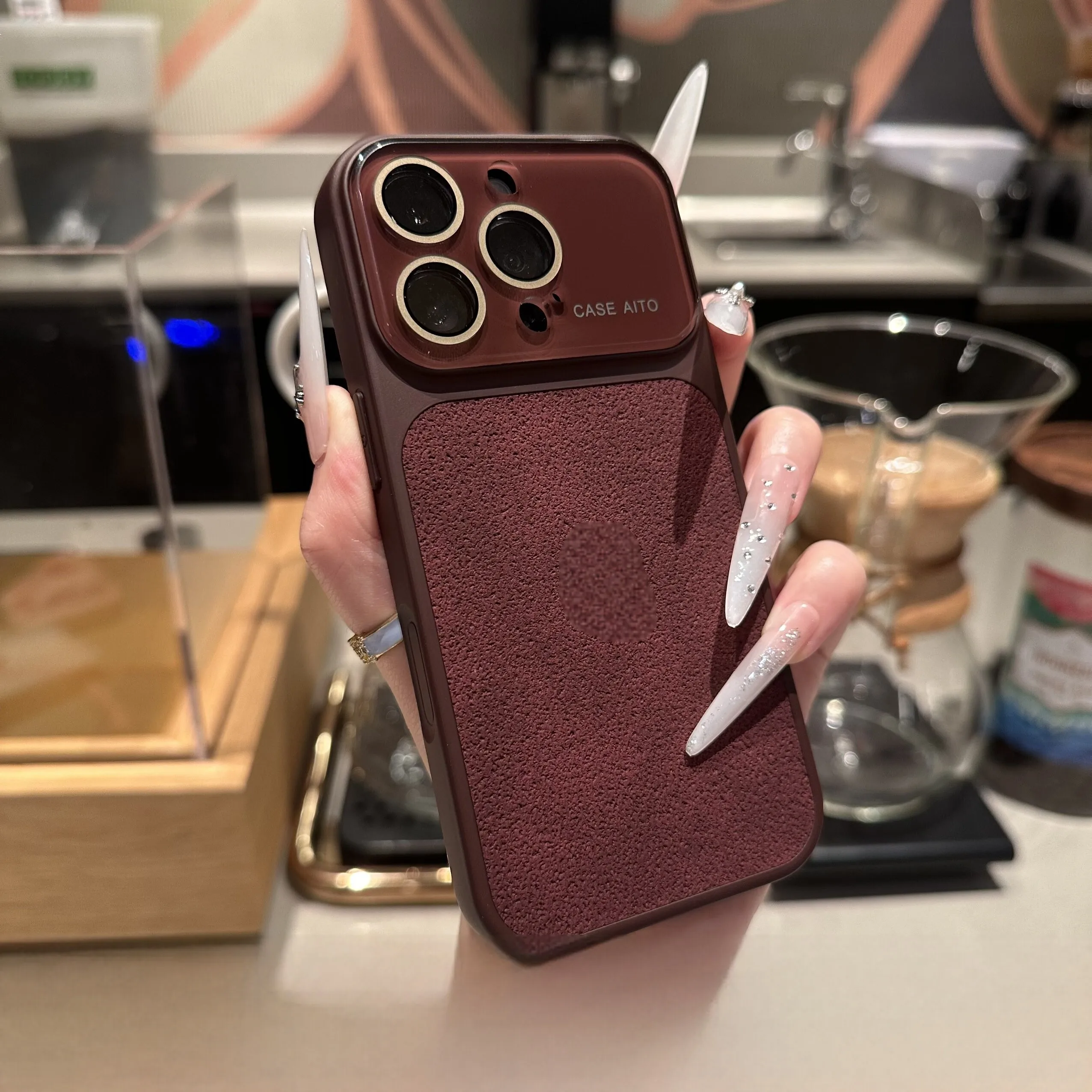 Capa Para Celular (iphone 13 Prateado) Em Couro Pu Com Textura De Lichia E Janela Grande.