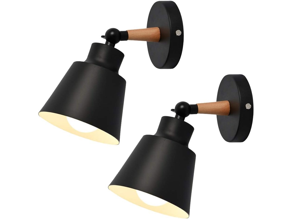 Luminária de parede BRILVIBERA em metal e madeira com design rústico de fazenda e estilo moderno.