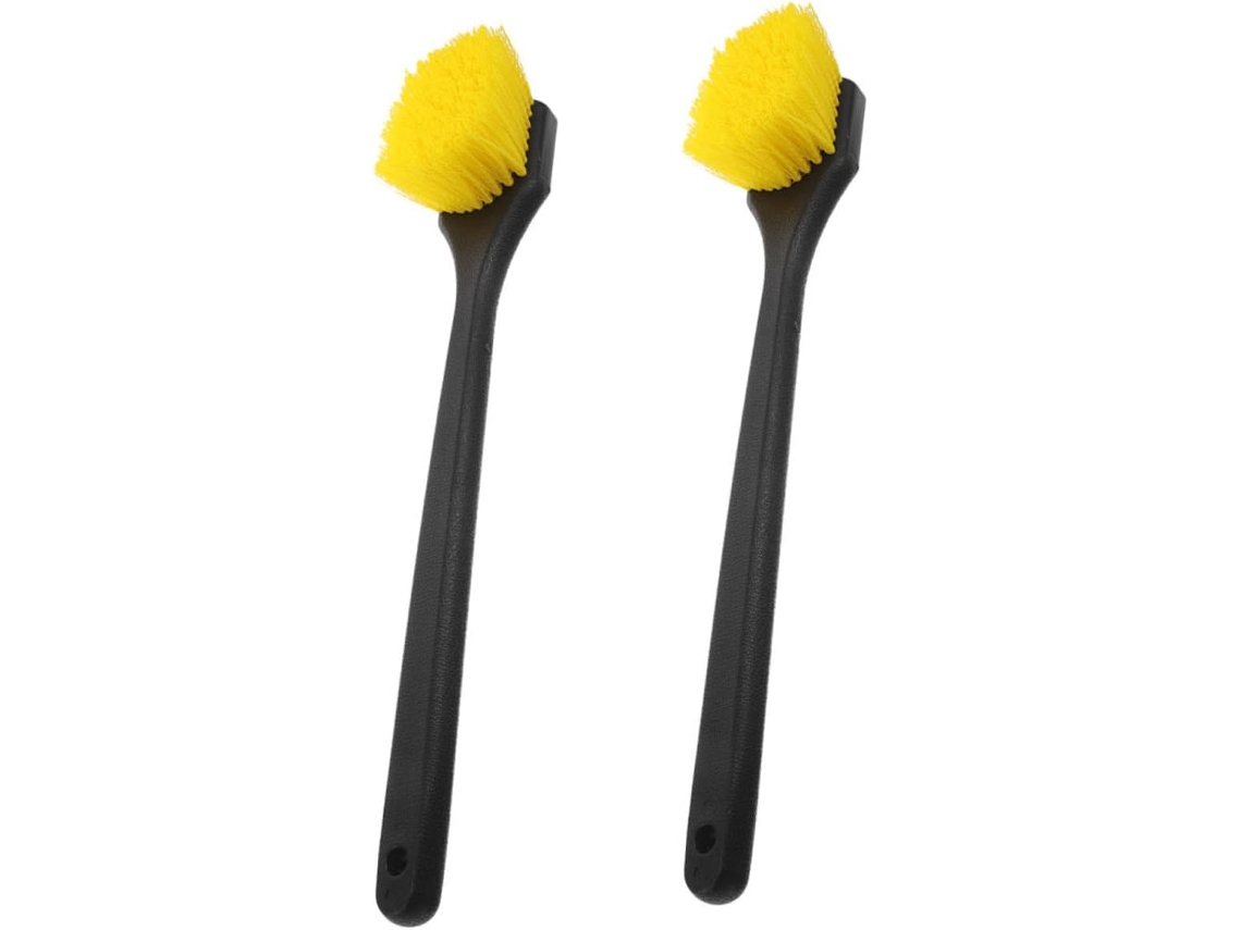 Conjunto de 2 vassouras para limpeza de rodas e pneus com cabo longo e cerdas rígidas.