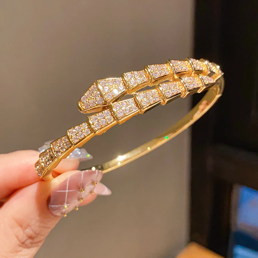 Pulseira De Cobra Em Ouro Cravejada De Diamantes, Com Cabeça De Cobra Em Ouro Rosa - Luxuosa E Elegante.