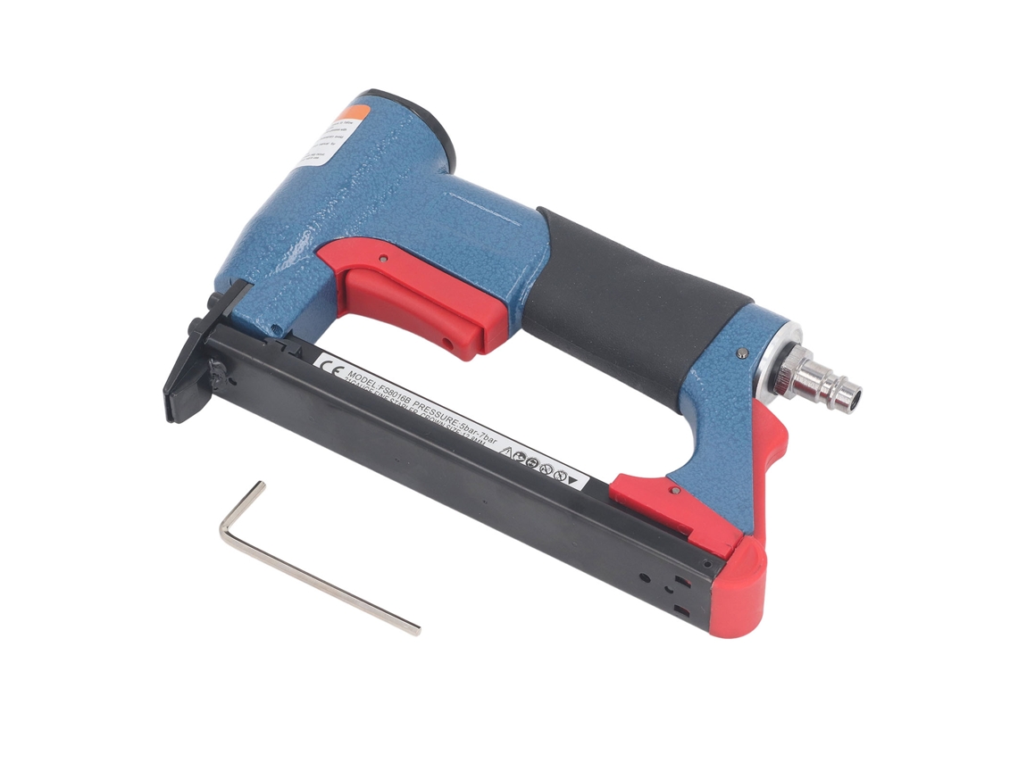 Grampeador pneumático calibre 21, capacidade para 140 grampos, ideal para estofamento e marcenaria, dobras de 1/4 a 5/8.