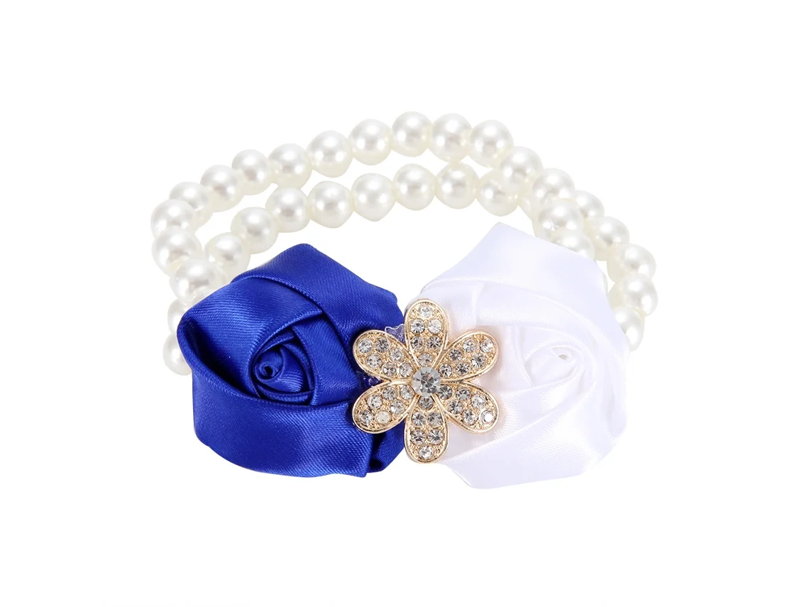 EIOORORRIY Pulseira de 2 peças com flores e pérolas para noiva e madrinhas em tecido de cetim branco e azul.
