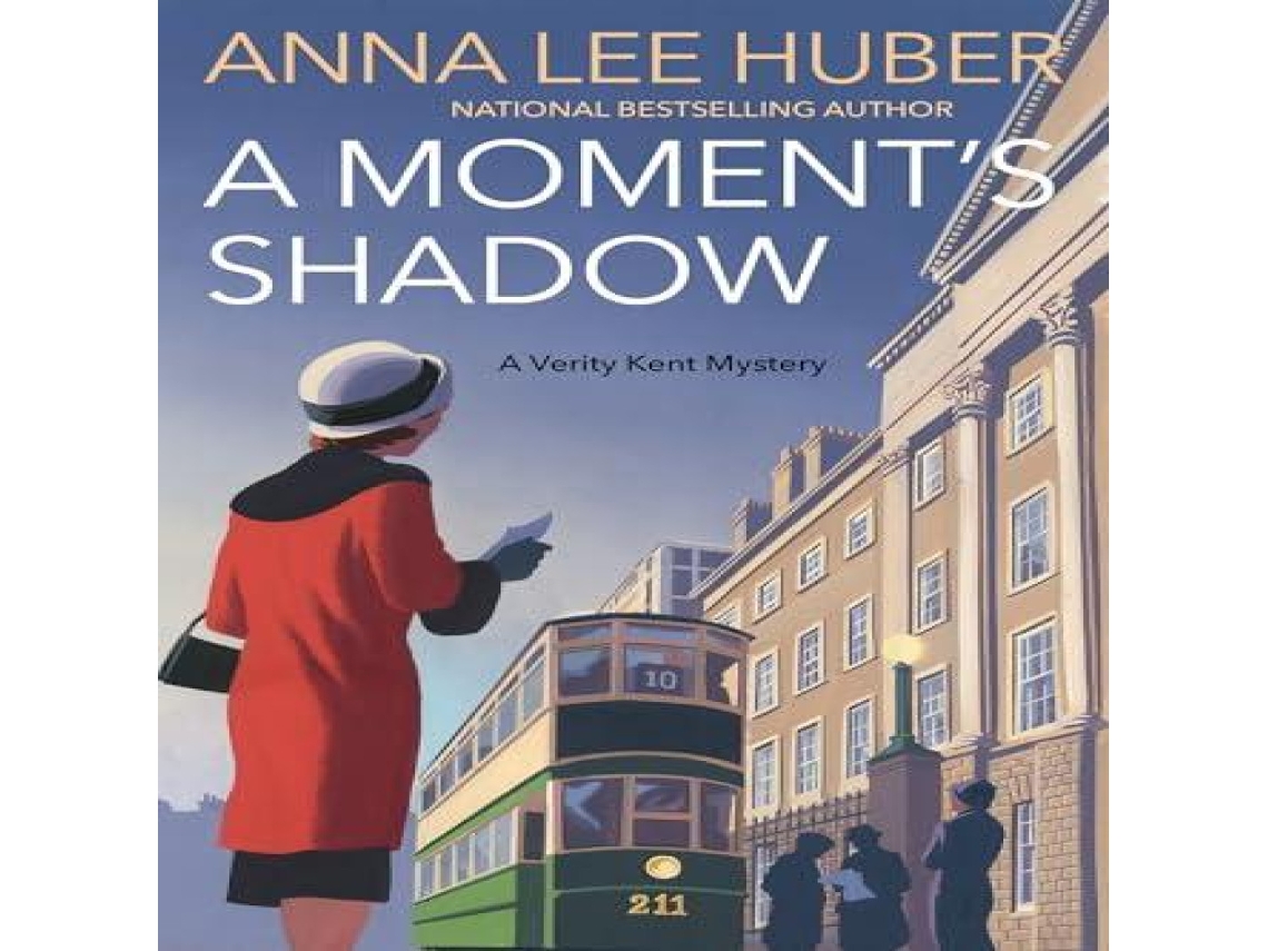 Livro Moments Shadow de Anna Lee Huber (Inglês)