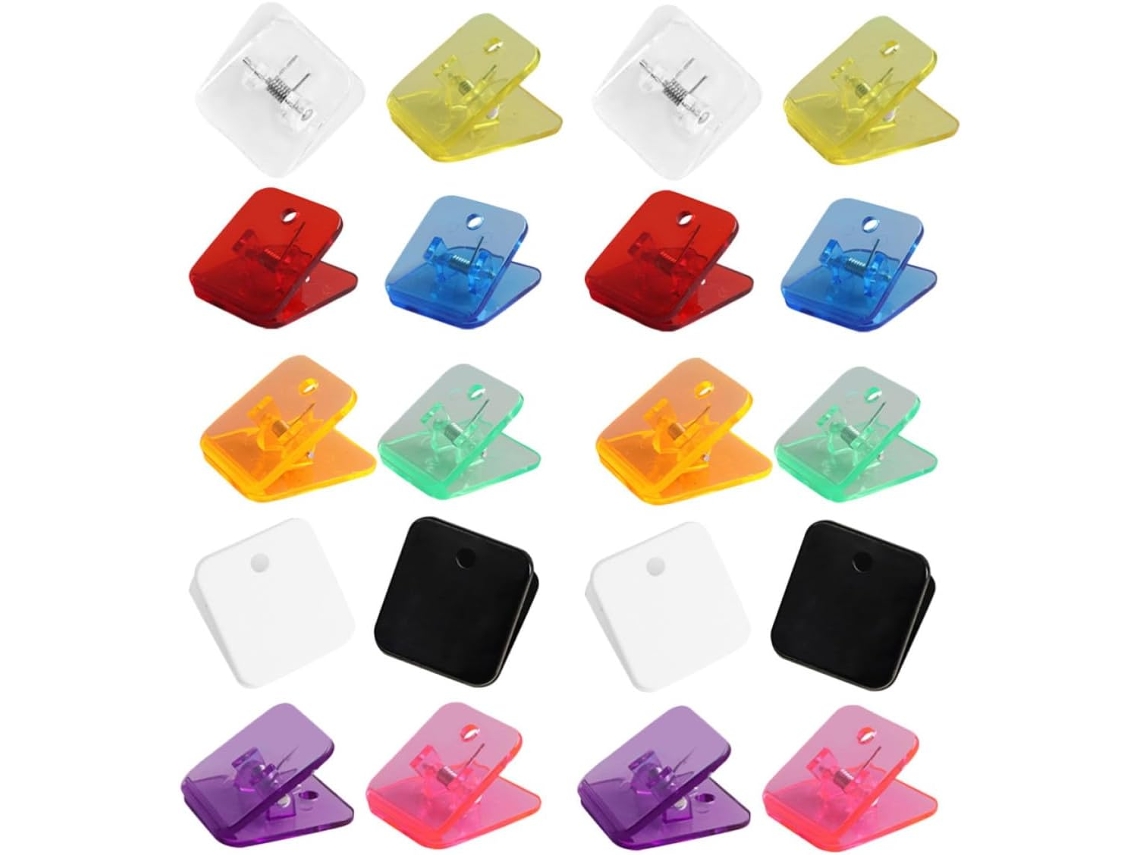 Pacote com 20 prendedores de plástico quadrados multifuncionais com design aleatório. Compactos e fáceis de usar para organizar.