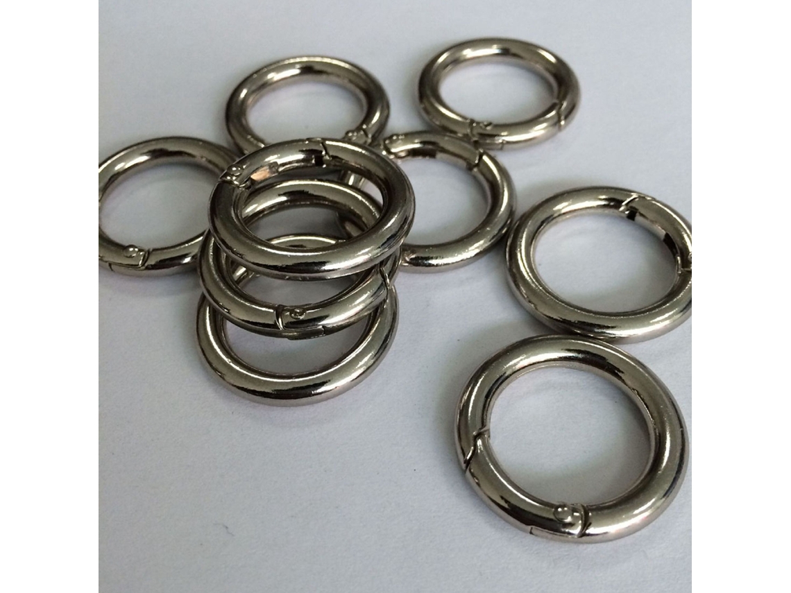 Chaveiro com 6 Argolas de Mola de Metal Prata