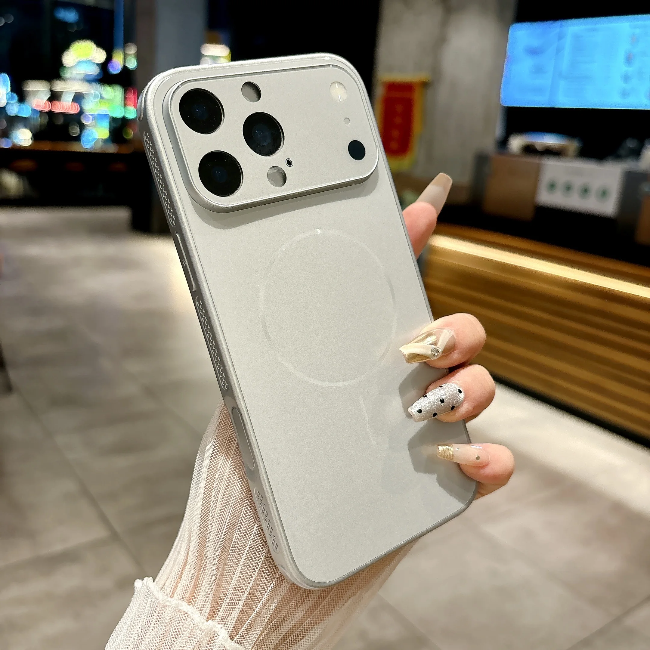 Capa Protetora Com Lente De Vidro Fosco (para Iphone 17 Prateado), Feita De Policarbonato Rígido À Prova De Choque.