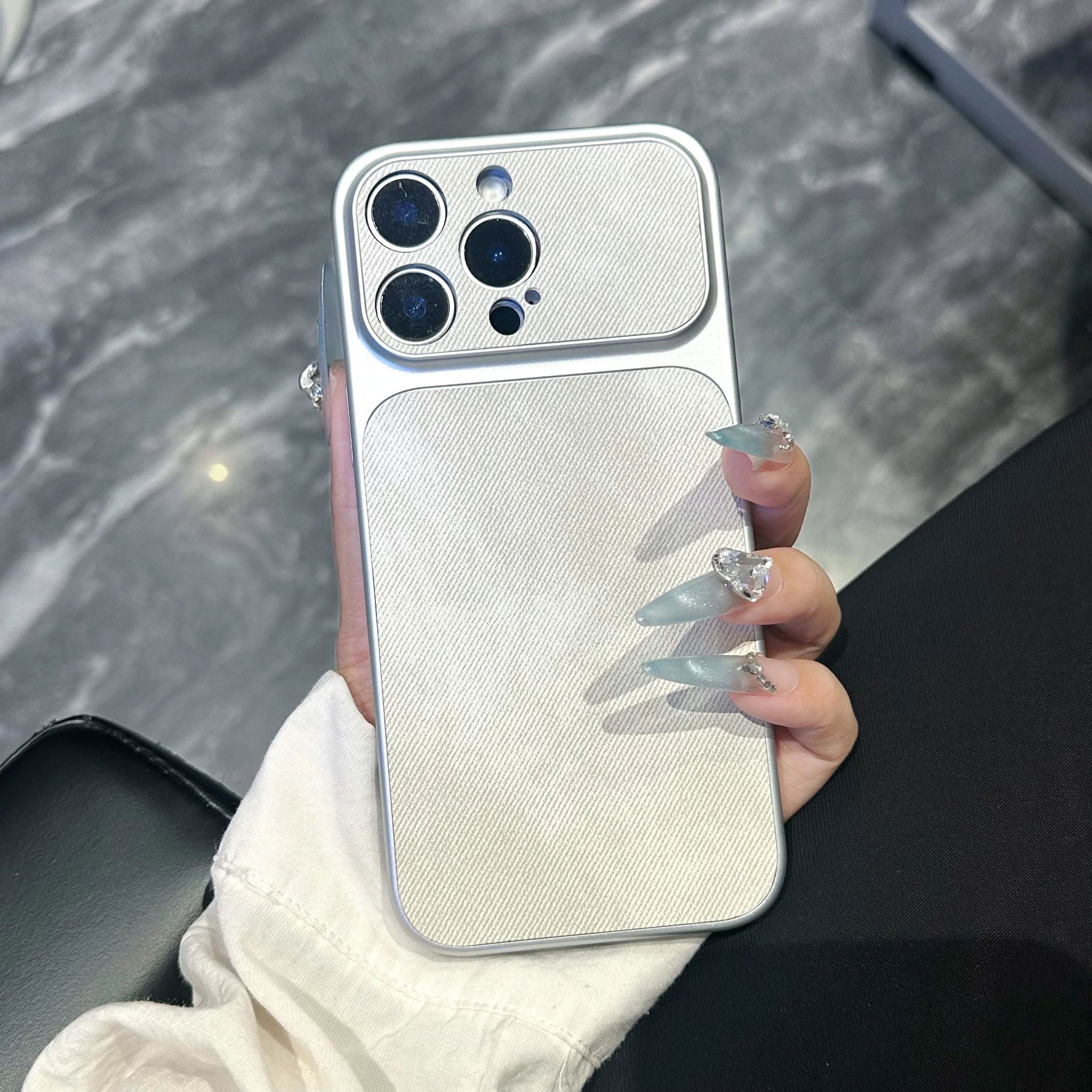 Capa Para Celular (iphone 13 Pro Max) Em Jeans Fosco Macio, Resistente A Impactos E Com Revestimento Eletrolítico.