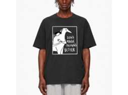 Camiseta Rockinstone Dogs Make Things Better, fabricada por Harriet, com design exclusivo.
