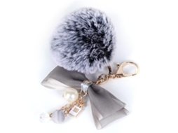 Chaveiro de liga metálica com nó, pompom de pelúcia e pérola artificial.