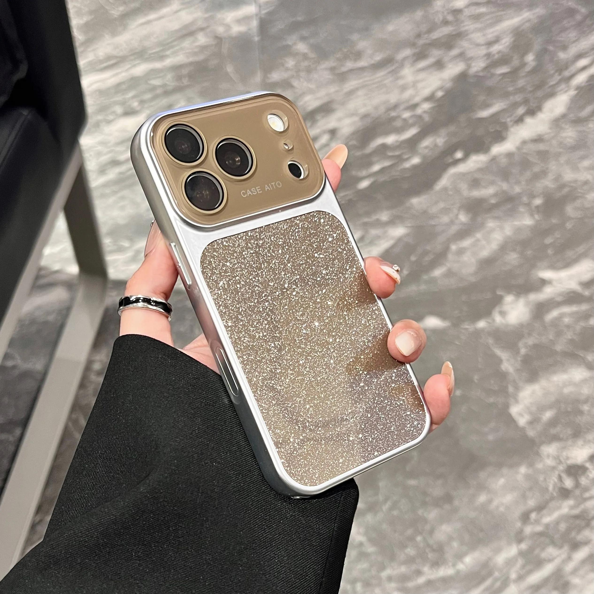 Capa Para Iphone 13 Marrom Com Efeito Degradê De Glitter, Feita De Vidro Fosco Resistente A Impactos.