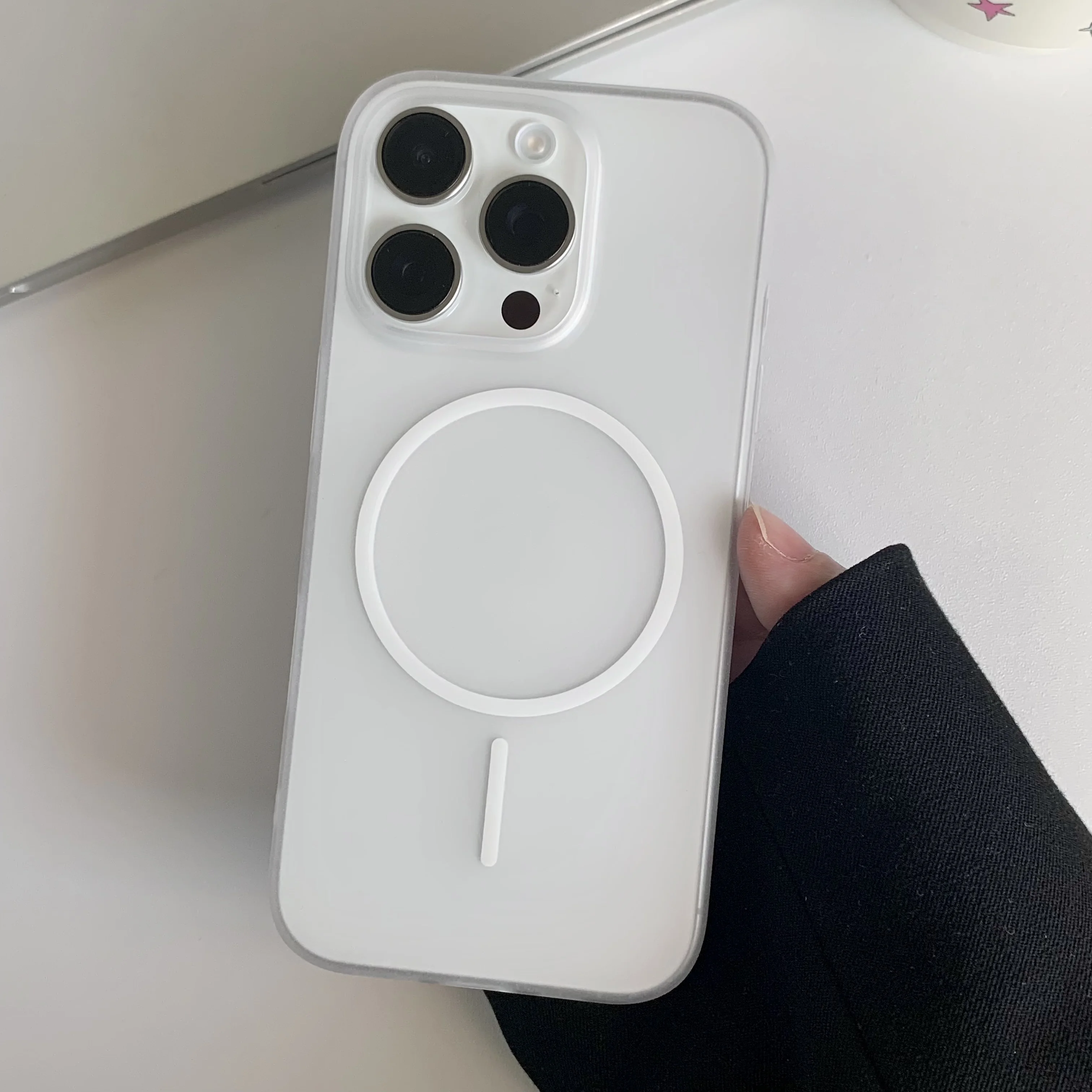 Capa Protetora Magnética Rígida, Ultrafina E Semitransparente Em Policarbonato (iphone 14 Plus)