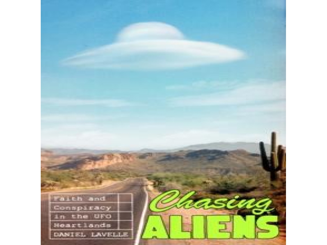 Livro Chasing Aliens de Daniel Lavelle (Inglês)