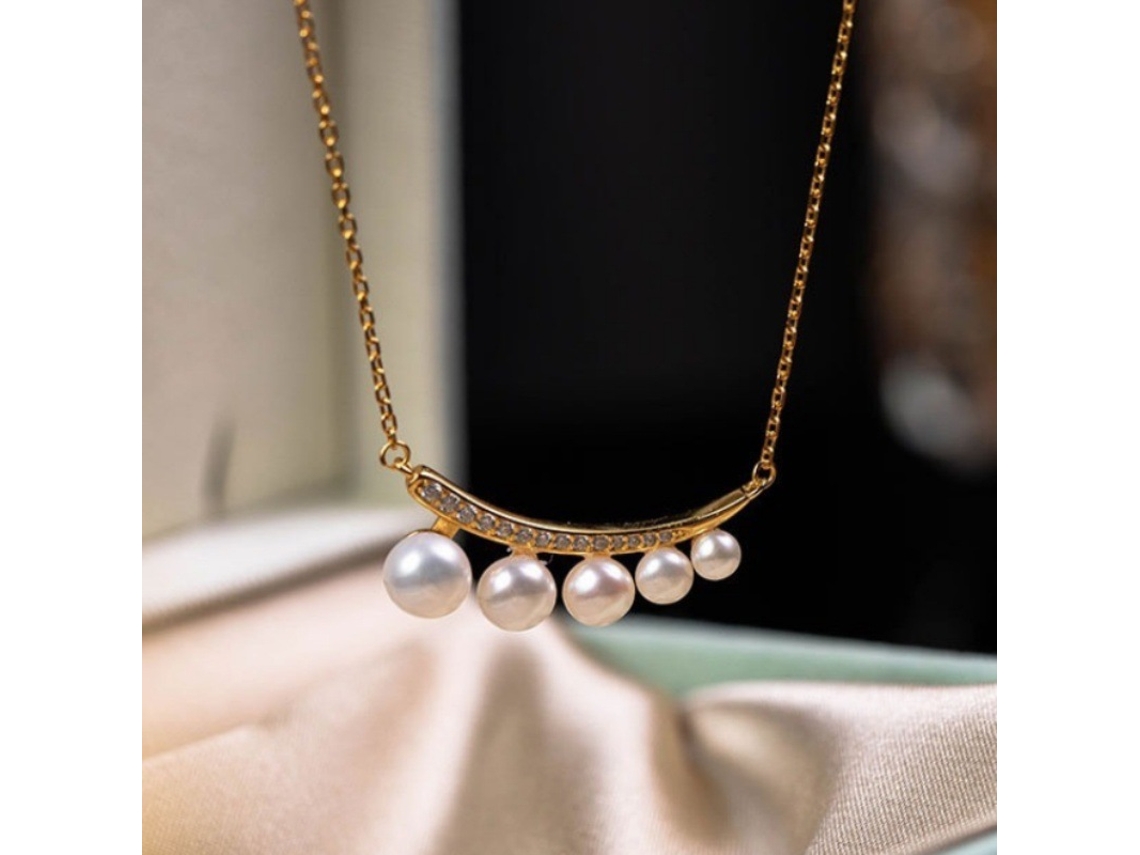Prata S925 com Acabamento Dourado, Colar Francês com Brilho Suave e Elegância Sofisticada em Tons de Lua Crescente MDUG