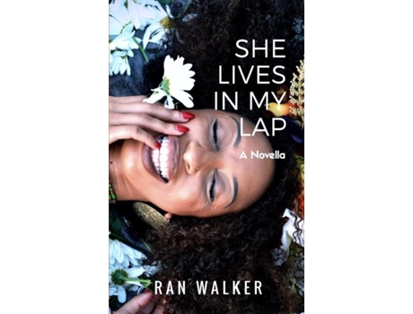 Livro She Lives In My Lap De Ran Walker (inglês)