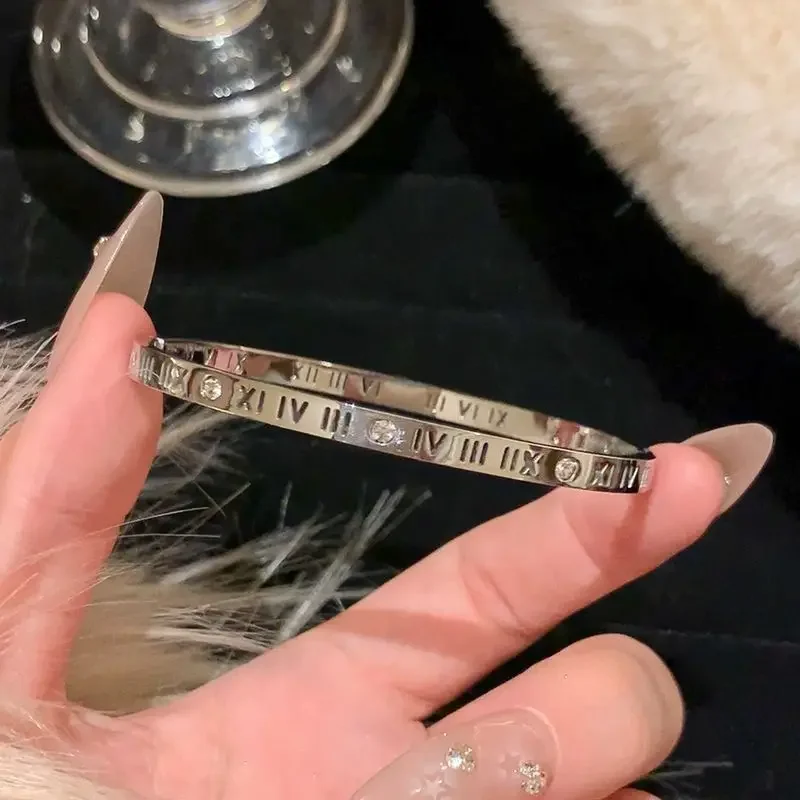 Pulseira De Aço Titânio Com Detalhes Em Ouro E Prata, Joia De Luxo À Prova D'água Com Zircônias Brilhantes.