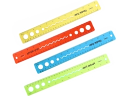 Conjunto de 4 réguas flexíveis de plástico transparente, leves e precisas, ideais para estudantes praticarem e revisarem.