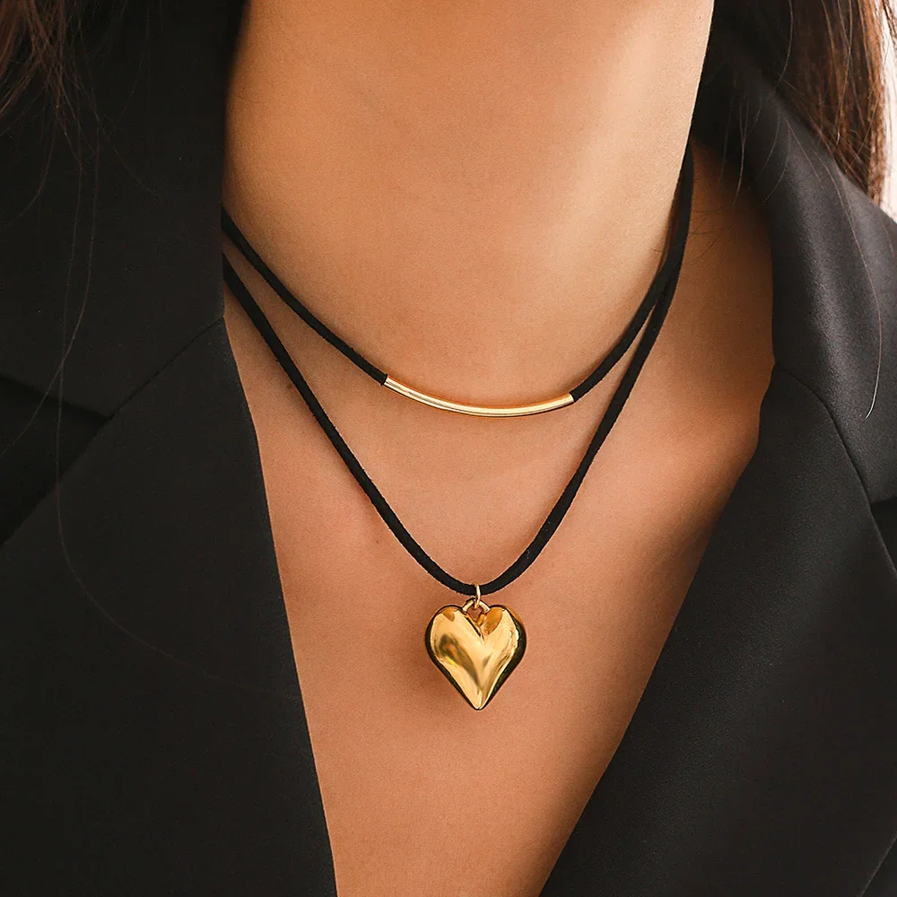 Colar Com Pingente De Coração Grande Em Ouro, Design Moderno, Elegante E Exclusivo.