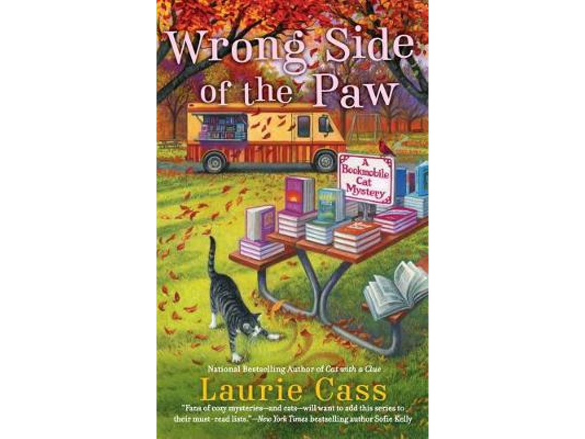 Livro wrong side of the paw de laurie cass (inglês)