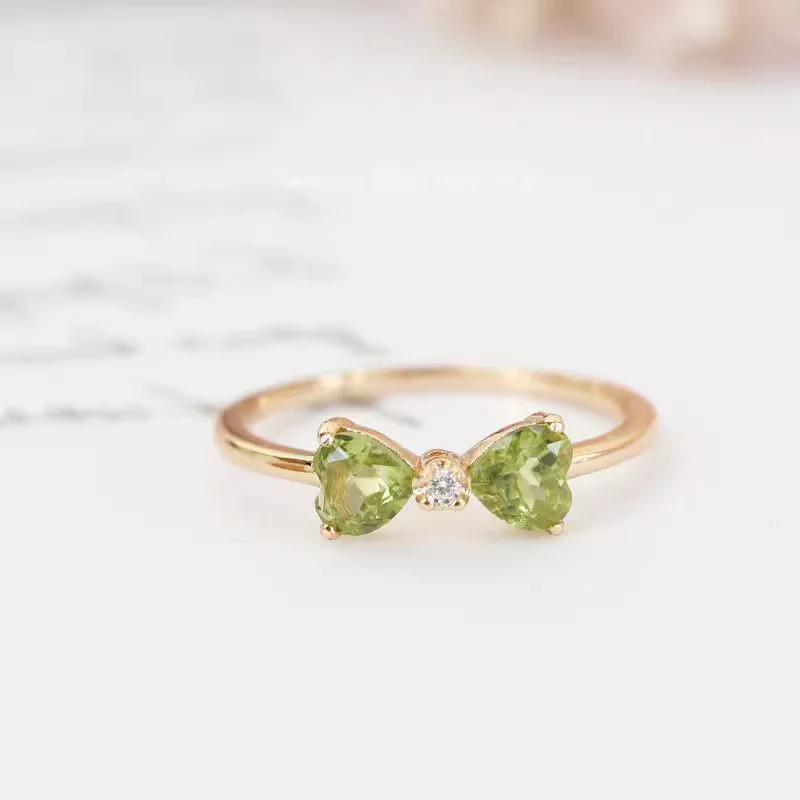um Elegante Anel de Laço Dourado Cravejado com uma Zircônia Cúbica Quadrada Verde Simples e Versátil. MDUG