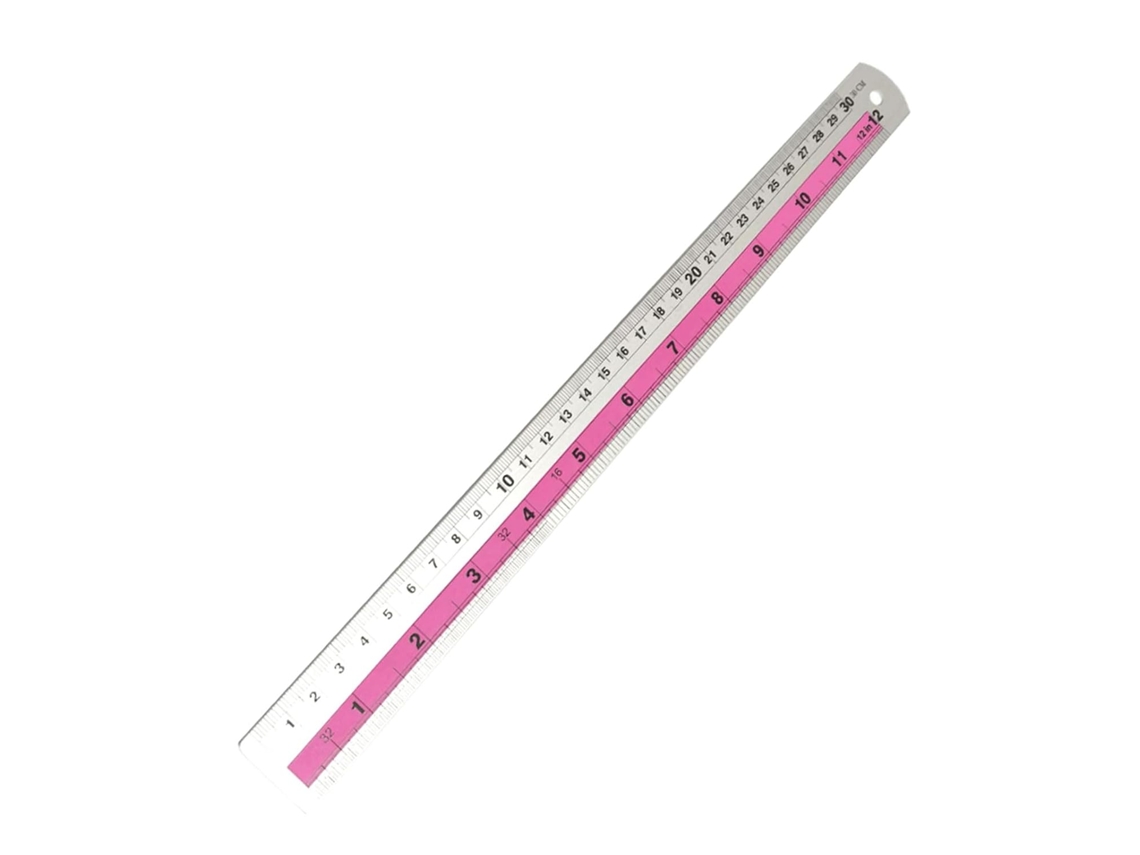 Régua de metal resistente, com bordas rebaixadas e medidas fáceis de ler, ideal para artesanato, escola e mesa.