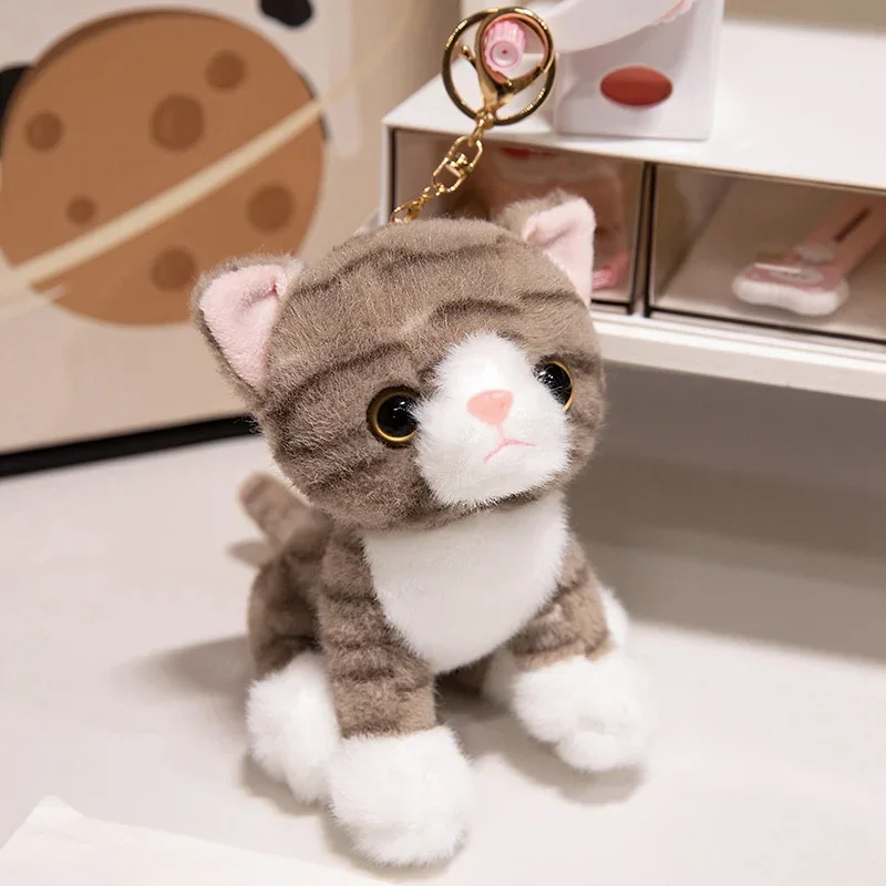 Chaveiro de Pelúcia de Gato Sentado, Fofo e Realista, com 15 Cm de Altura. MDUG (marrom e Branco, 15 Cm)
