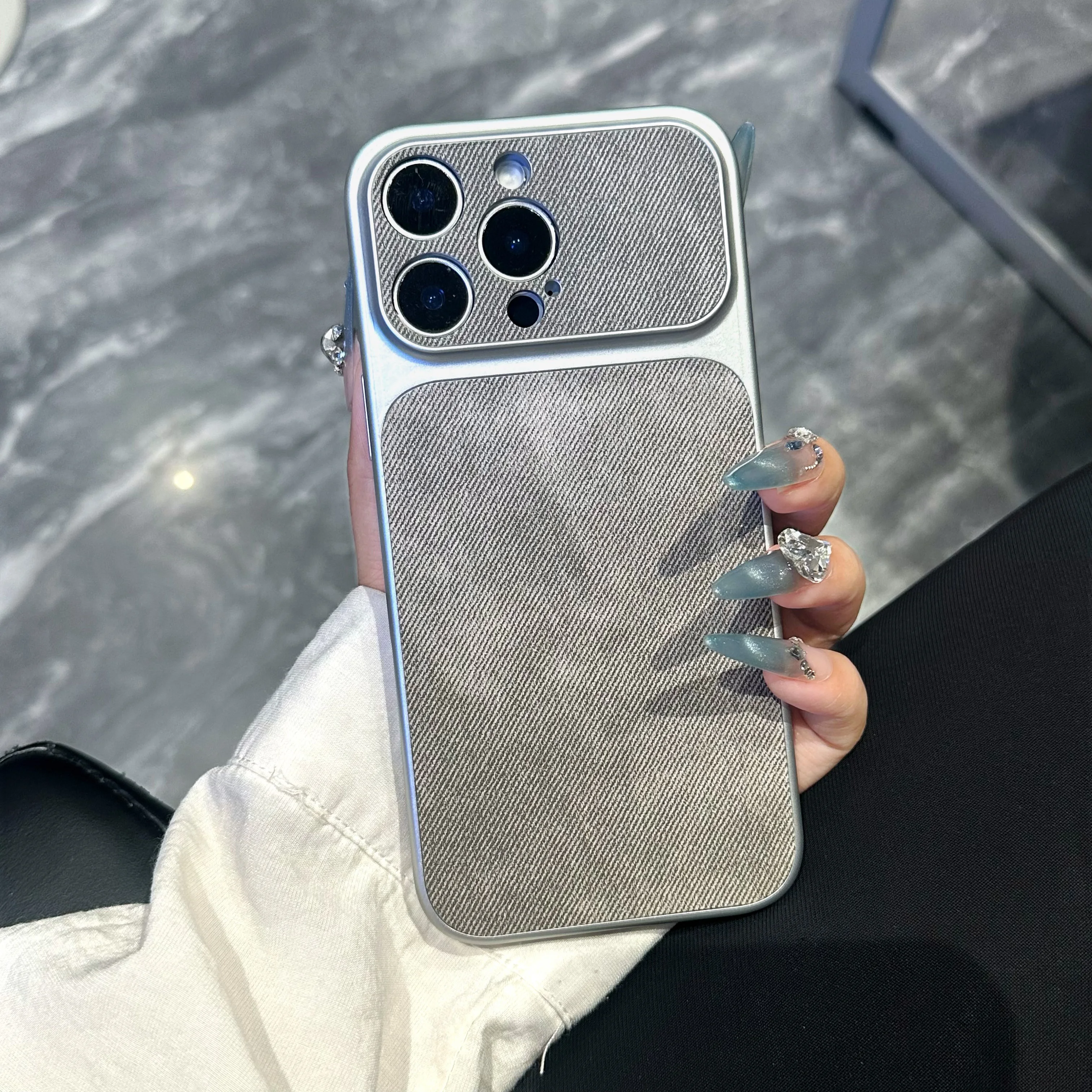 Capa Para Iphone 14 Pro Em Jeans Fosco Macio, Resistente A Impactos E Com Acabamento Eletrogalvanizado.