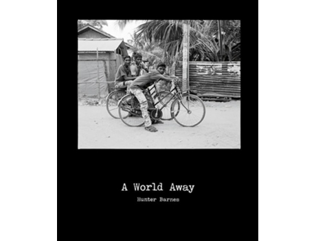 Livro A World Away de Hunter Barnes e Reel Art Press (Inglês - Capa Dura)