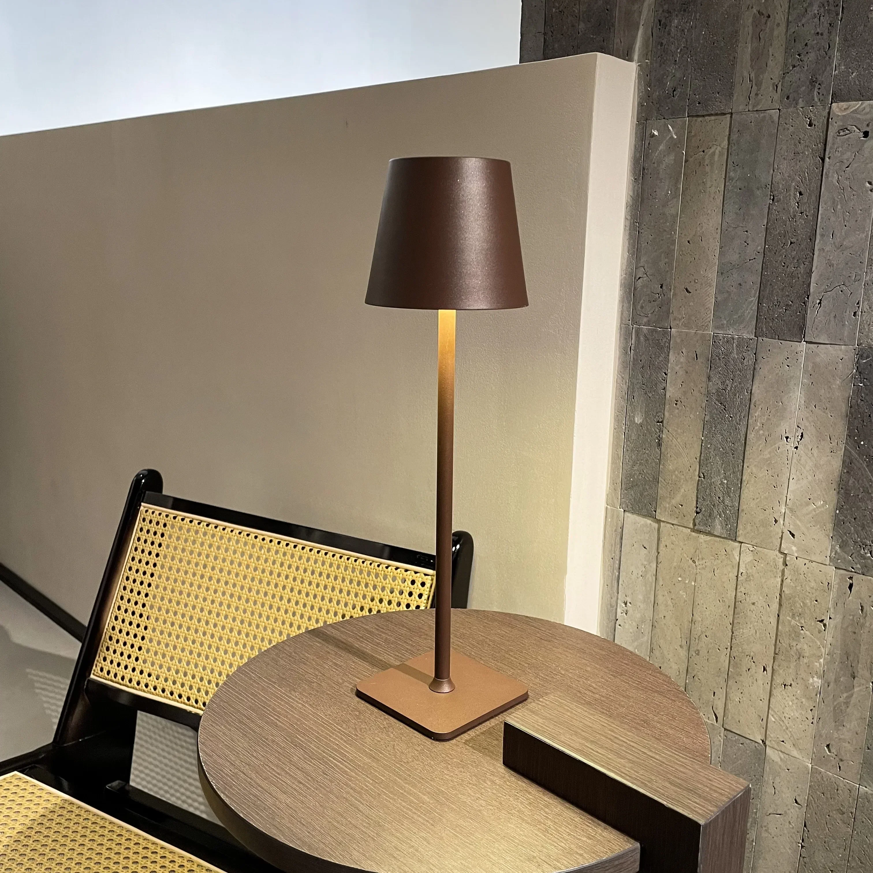 Luminária de Mesa Recarregável Via Usb, com Interruptor de Toque À Prova D'água, Ideal para Quartos, Hotéis e Restaurantes. MDUG (marrom)