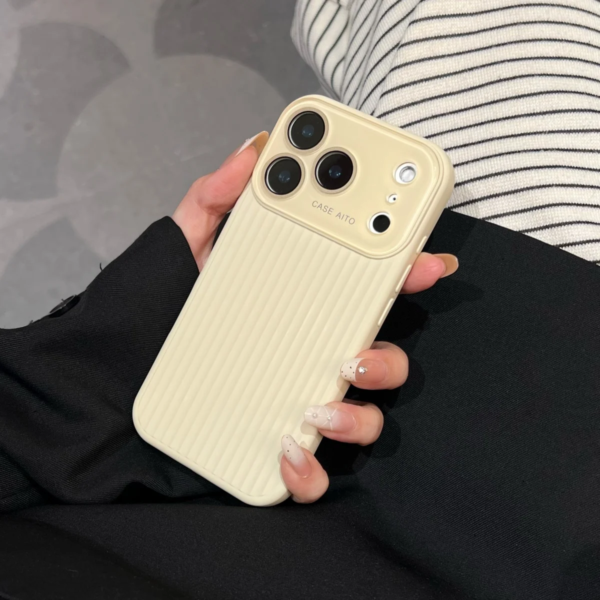 Capa Listrada Para Iphone 14 Pro Max (branco), Protege A Câmera, Acabamento Fosco Resistente A Impactos.