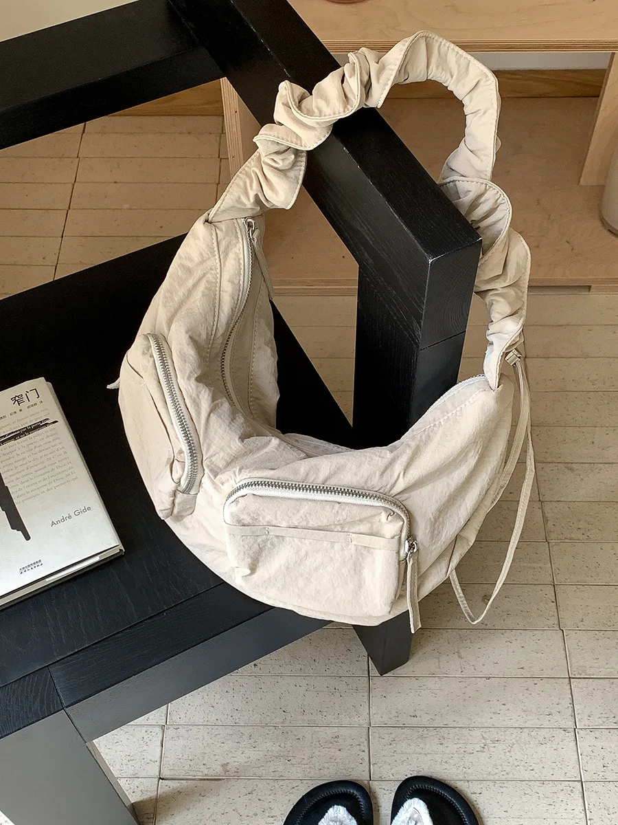 Bolsa De Ombro Feminina Simples Em Nylon Cáqui, Elegante E Com Cordão E Pregas.