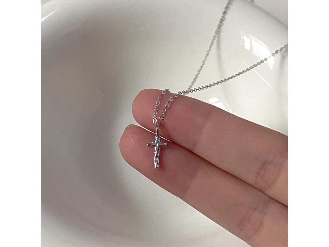 Colar com Pingente de Cruz em Prata de Lei 925 , Design Martelado, Estilo Minimalista e Sofisticado para Uso Diário. MDUG (ouro Branco)