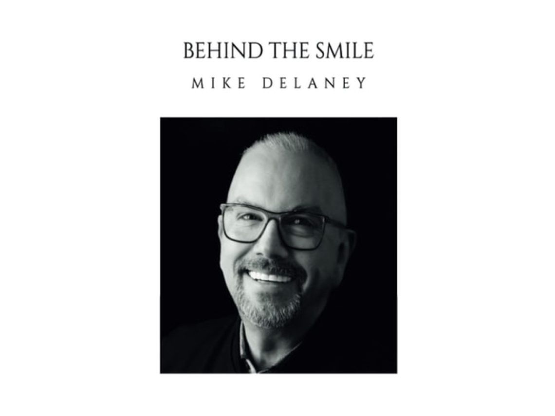 Livro Behind The Smile de Mike Delaney (Inglês)