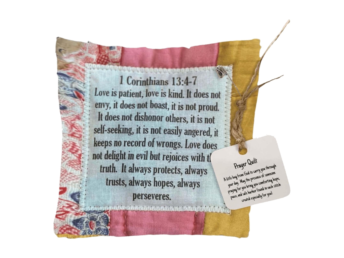 Colcha de Oração Mini 10x10cm com Cruz Bordada e Poema