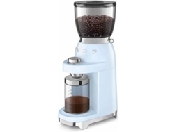 Moinho de Café SMEG CGF01PBEU (Capacidade: 130 g - 150 W - Azul Céu) — Moinho de café com moinho cónico. 30 níveis de moagem. 8 Funções. e 1 Função Manual. Sistema anti estático. Funil com capacidade para 350 gr. Com sistema Twist&Lock. Jarro para 150 gr. Café moído