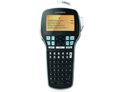 Impressora para fitas D1 de 6, 9, 12 e 19mm, com altura máxima de impressão 14.9mm. Tem ecrã LCD, teclado ABC, imprime em 8 tipos de fontes com diversos estilos ou caixas. Tem bateria de lítio recarregável, inclui carreg AC.