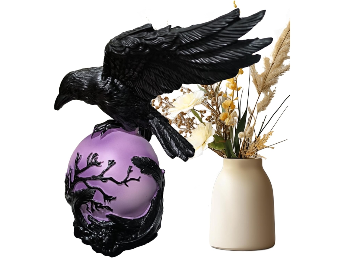 Decoração artística com misterioso Corvo em tons de Roxo, estilo fantasia.