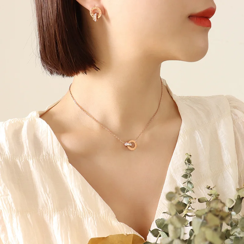 Colar Com Pingente De Anel E Numerais Romanos Em Cristal (ouro Rosa)