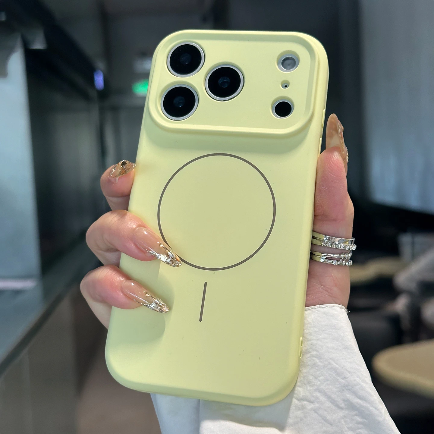 Capa De Celular Em Silicone Líquido Fosco (amarela) Com Função Magnética.