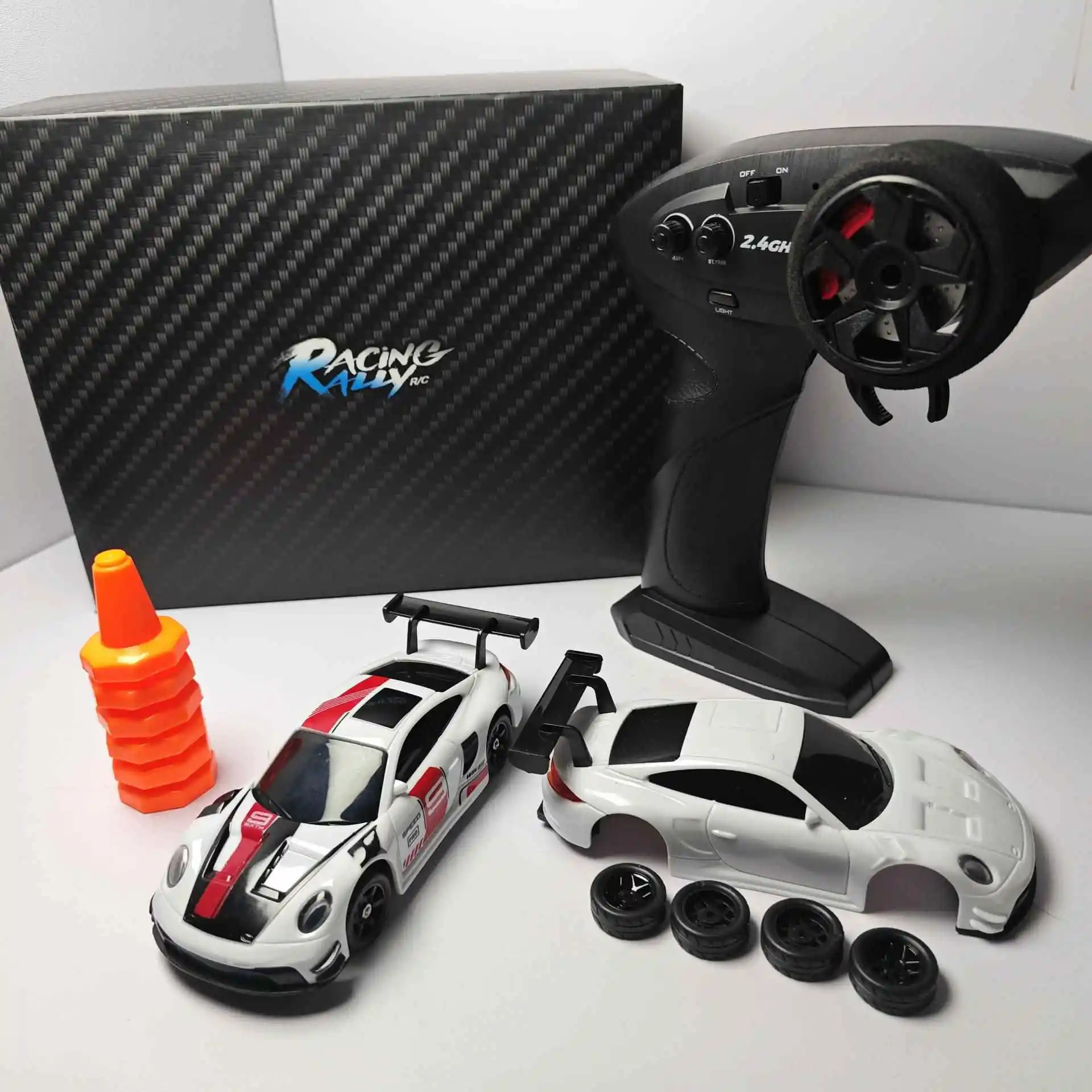 Carro De Drift Controlado Remotamente, Equipado Com Giroscópio Esp, Controle Proporcional Completo, Tração Nas Quatro Rodas E Carroceria De Metal.