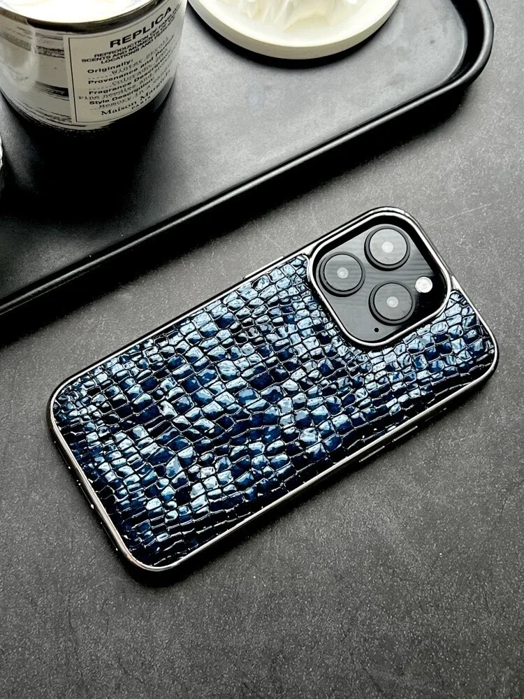 Capa Para Celular (iphone 16 Plus Azul) Em Couro Eletrogalvanizado Com Padrão De Crocodilo, Resistente A Impactos E Macia.