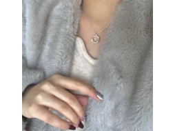 Colar com Pingente de Lua Crescente Irregular em Prata de Lei S925 e Corrente Cruzada Exclusiva em Formato de C, Moderno e Popular. MDUG (ouro Branco)