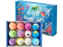 Bomba de banho com 12 bolinhas coloridas dentro, segura.