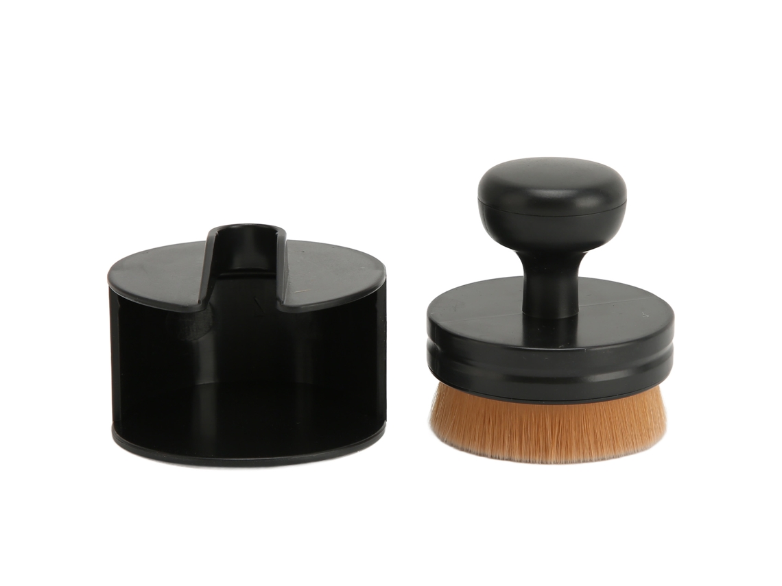 Pincel de maquiagem para base com topo plano e estojo protetor.