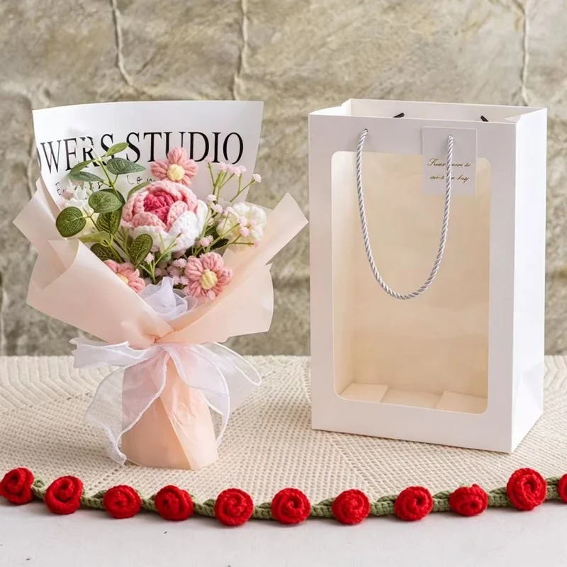 Rosas Artificiais De Crochê, Combinadas Com Um Buquê Para Bolsa, São O Presente Perfeito.