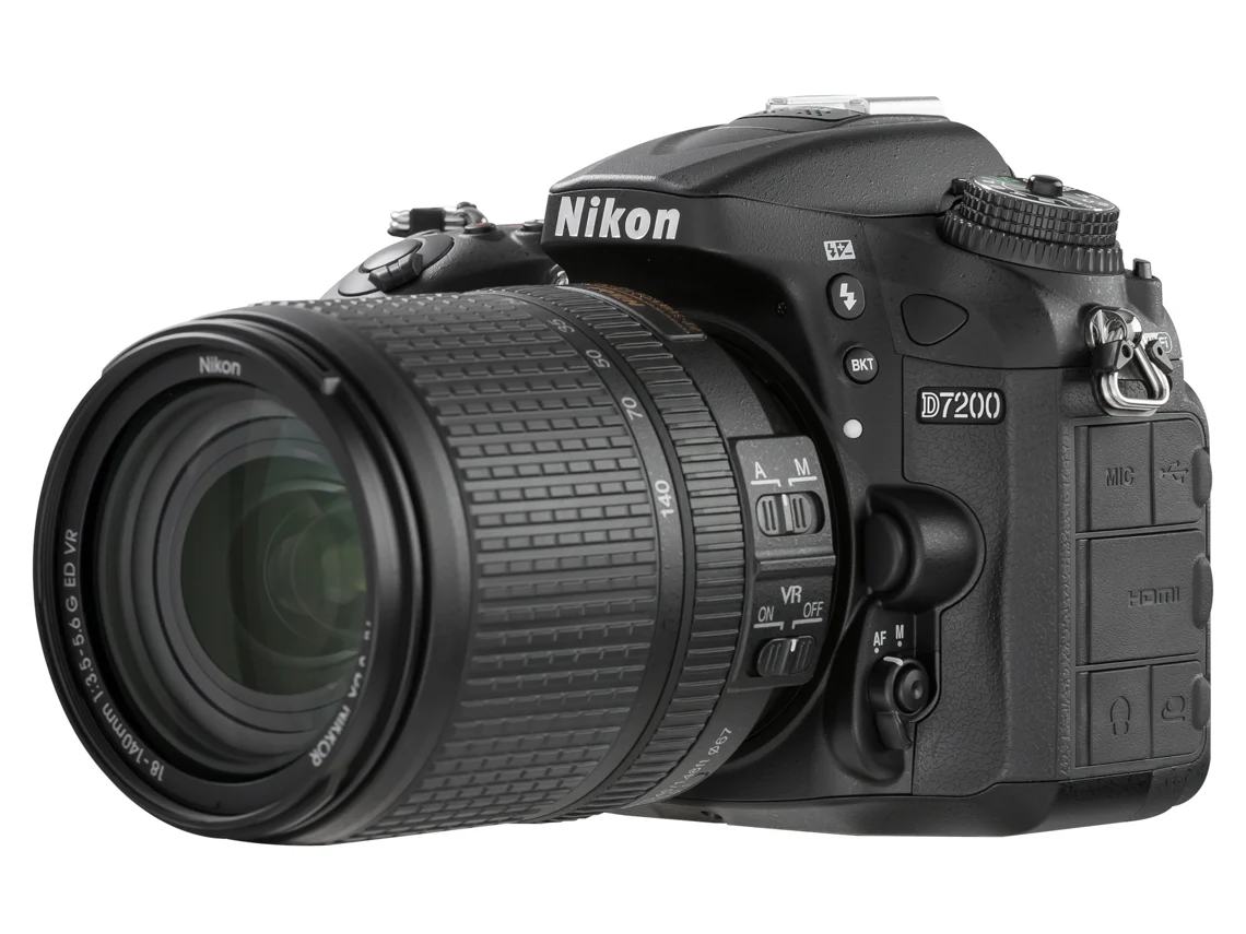 Máquina Fotográfica Reflex NIKON D7200+18-140MM G VR (DX)