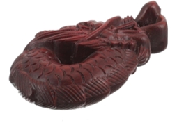 Pequeno dragão de madeira para decoração, leve e resistente ao desgaste.