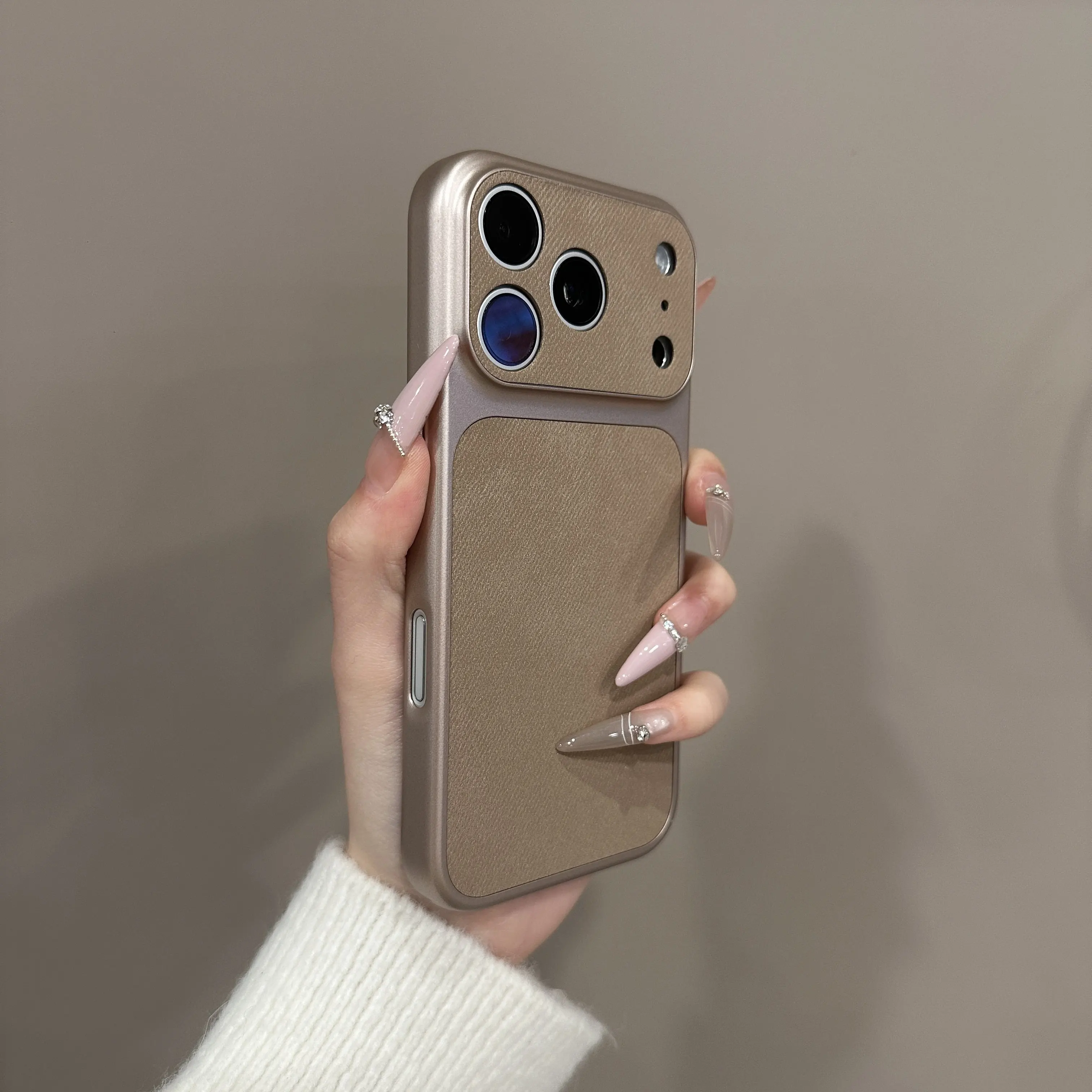 Capa Para Iphone 16 Pro Dourada, Em Jeans E Couro Com Acabamento Fosco E Estrutura Resistente A Impactos.