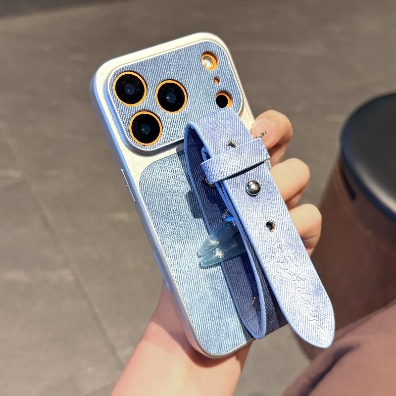 Capa Para Celular Com Suporte De Pulso Em Jeans (azul Celeste Para Iphone 14 Pro), Feita De Couro Bovino.