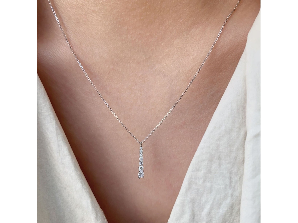 um Colar Simples e Elegante de uma Peça em Prata de Lei 925, com um Pingente Geométrico Degradê de Zircônia. MDUG (ouro Branco)