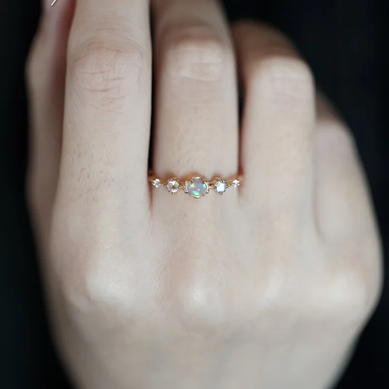 Anel Feminino Em Ouro Com Opala Australiana - Elegante Anel Ajustável Com Zircônia Cúbica